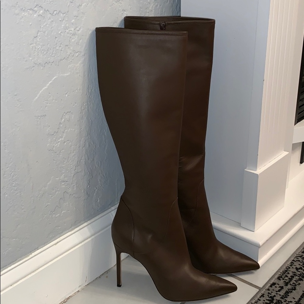 Stunning Manolo Blahnik knee high boots EU size 40